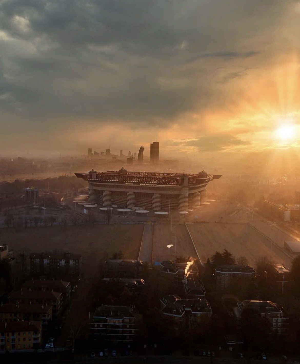 Vue aérienne de San Siro au coucher du soleil