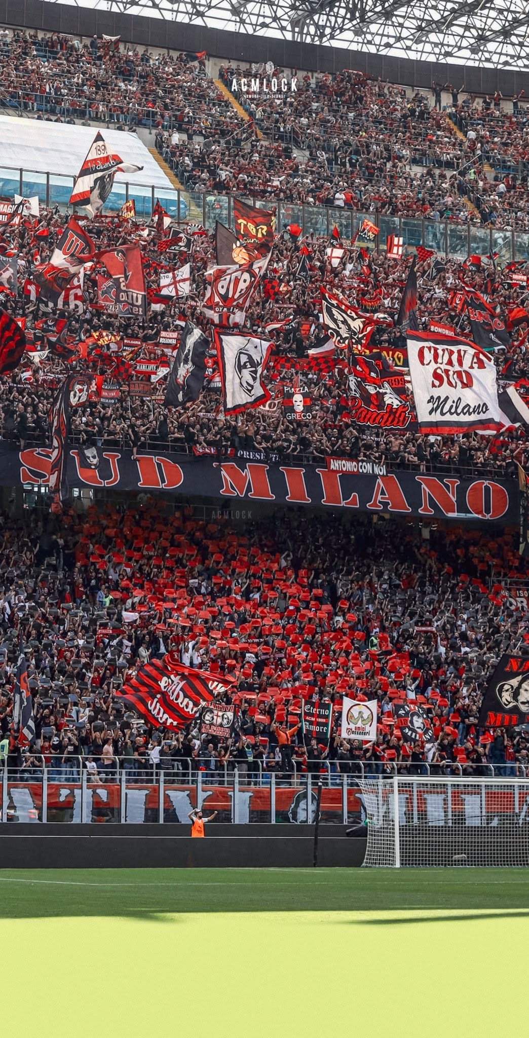 Drapeaux et supporters dans la Curva Sud de San Siro